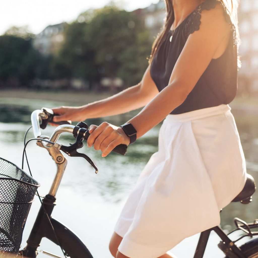 Dziewczyna na rowerze ze smartwatchem