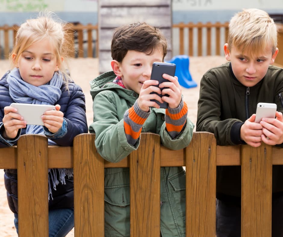 Dzieci z telefonami