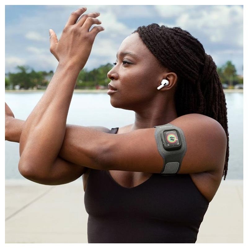 Dziewczyna z iWatch i Twelve South opaską Twelve South opaska do Apple Watch