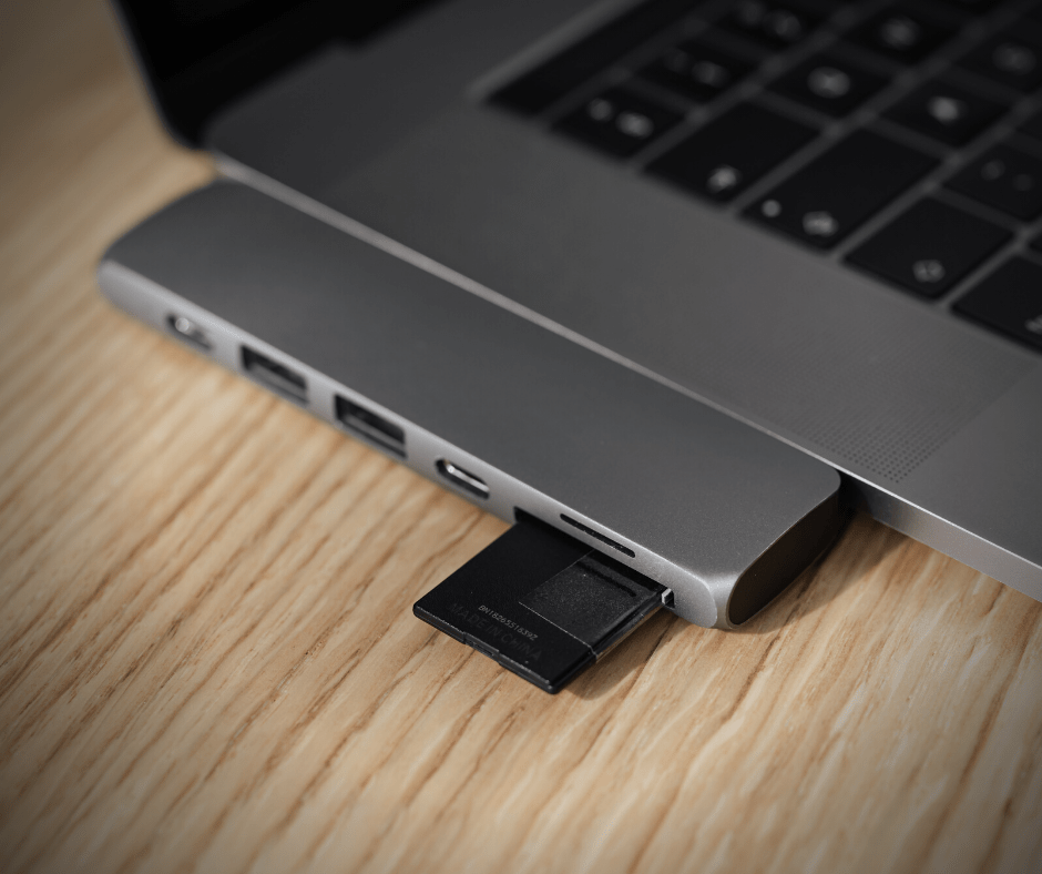 Czytnik kart pamięci i laptop Czytnik kart i karta pamięci