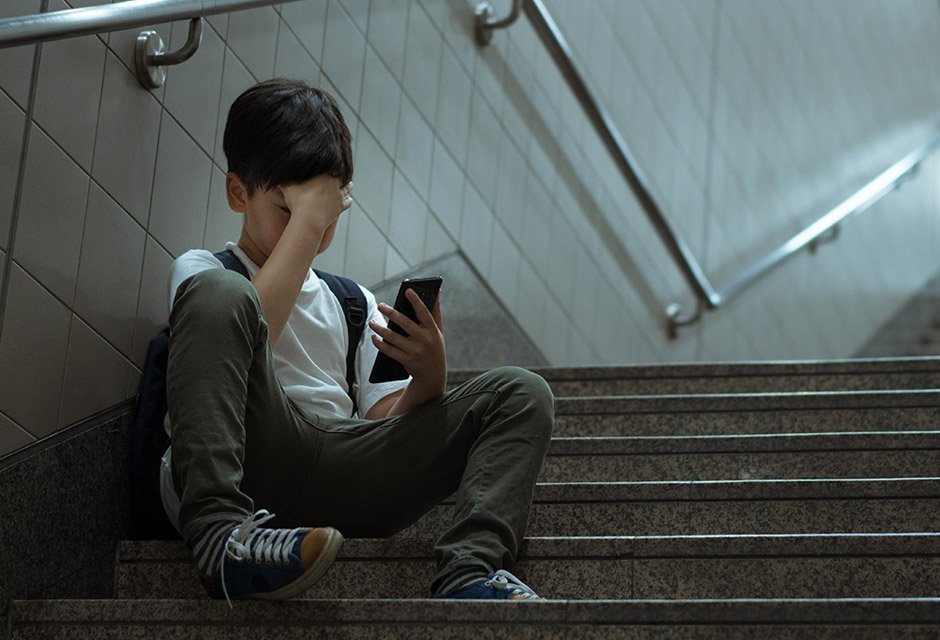 Chłopiec korzystający ze smartfona Chłopiec i smartfon