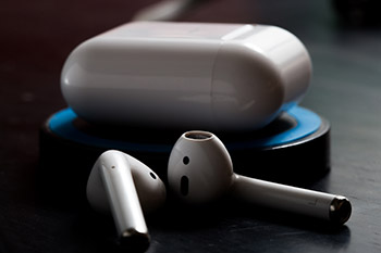 AirPods i indukcyjne ładowanie